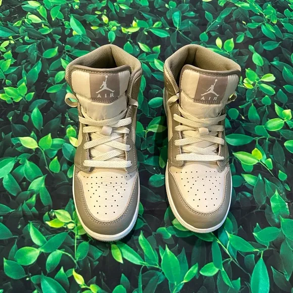 Size 6.5Y Air Jordan 1 Mid BG