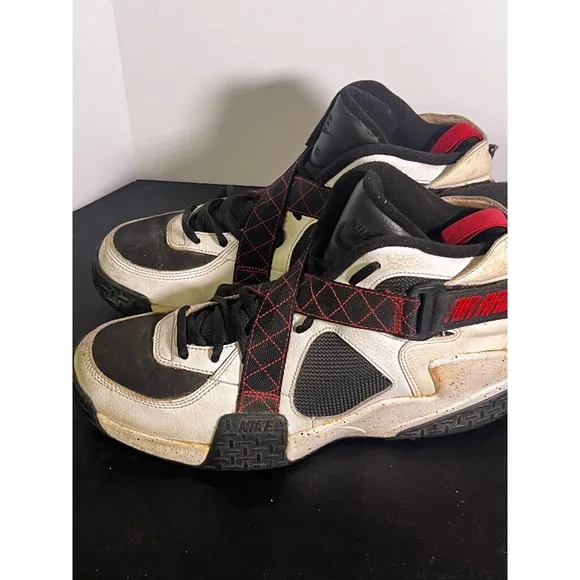 Size 9.5- Nike Air Raid Black/University Red/White DD8559-100