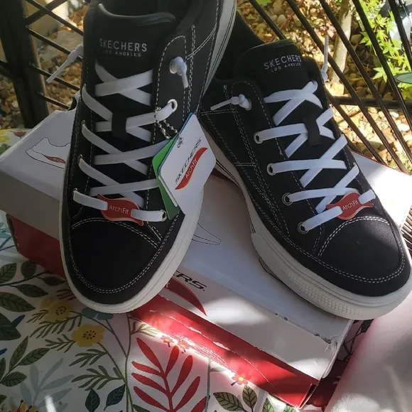 Skechers Arch Fit Black and White Casual Sneakers