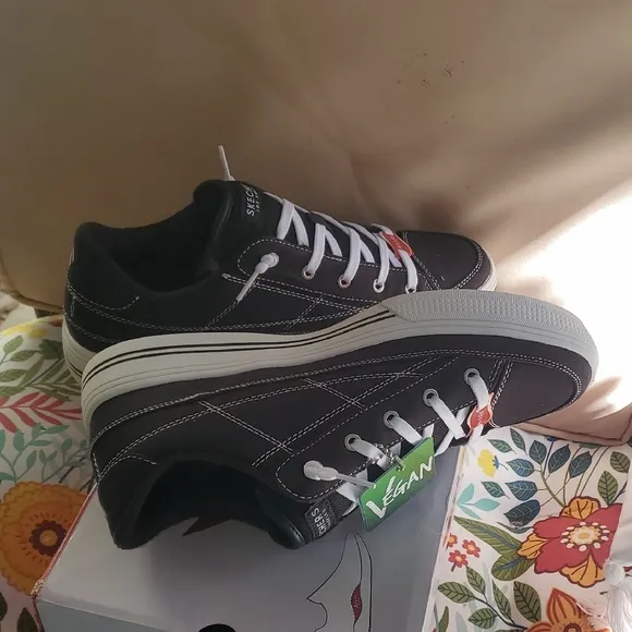 Skechers Arch Fit Black and White Casual Sneakers