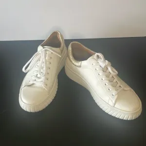 SOFFT | Parkyn Sneaker White with Gold heel, size 8.5M, leather - EUC