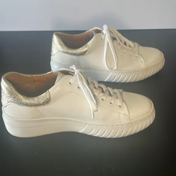 SOFFT | Parkyn Sneaker White with Gold heel, size 8.5M, leather - EUC