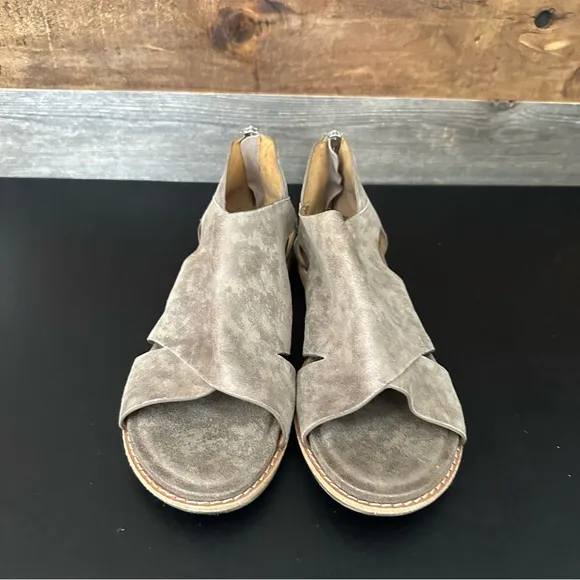 Sofft Womens Smoke Suede Metallic Evonne Flat Sandals Zip Back Size 11M EUC