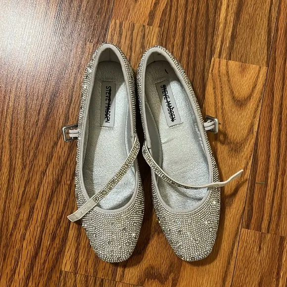 Steve Madden Silver embellished shiny flat Shoes size 6 NWOB