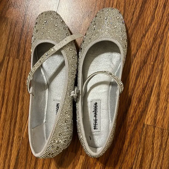 Steve Madden Silver embellished shiny flat Shoes size 6 NWOB