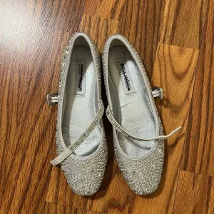 Steve Madden Silver embellished shiny flat Shoes size 6 NWOB