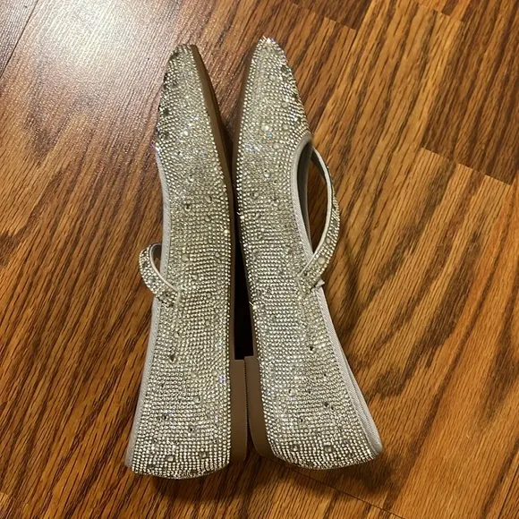 Steve Madden Silver embellished shiny flat Shoes size 6 NWOB