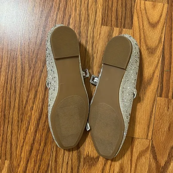 Steve Madden Silver embellished shiny flat Shoes size 6 NWOB