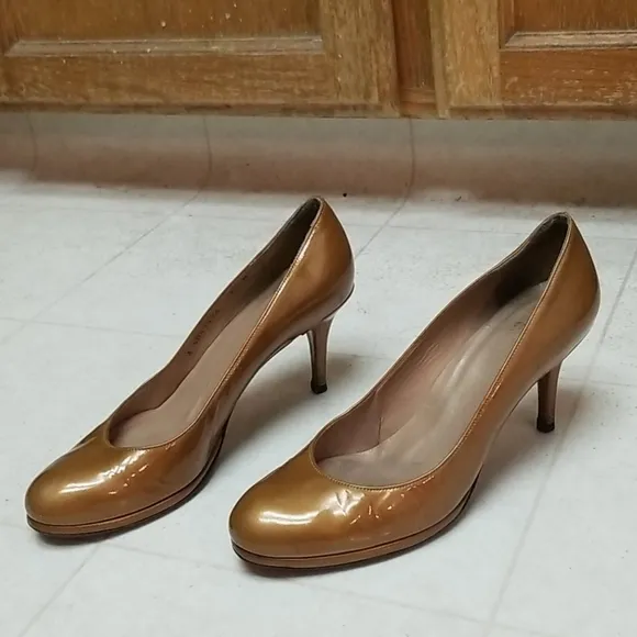 STUART WEITZMAN patent leather classic pumps