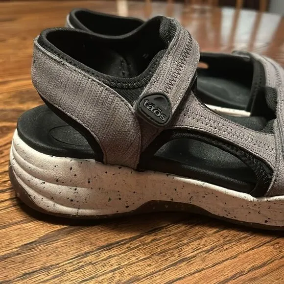 Taos Super Side Women's Gray Emboss Sandals Size 7