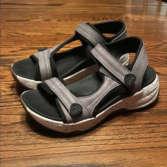 Taos Super Side Women's Gray Emboss Sandals Size 7