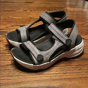 Taos Super Side Women's Gray Emboss Sandals Size 7