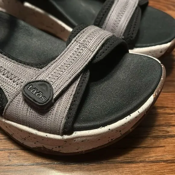 Taos Super Side Women's Gray Emboss Sandals Size 7