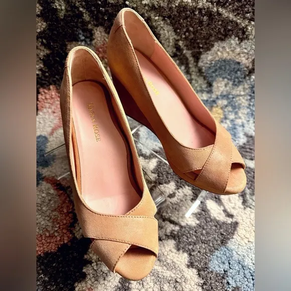 Taryn Rose Caylee Soft Pink Suede Peep-Toe Wedge Pumps – Size 7M