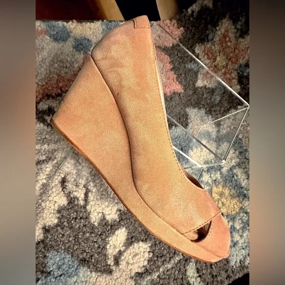 Taryn Rose Caylee Soft Pink Suede Peep-Toe Wedge Pumps – Size 7M