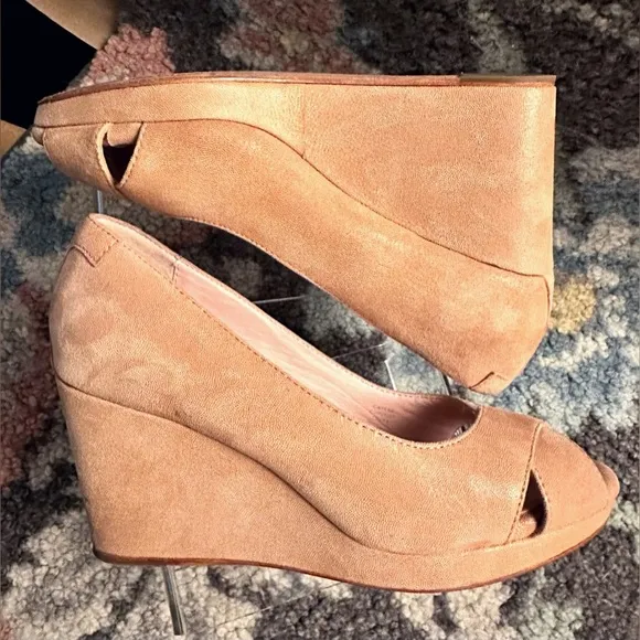 Taryn Rose Caylee Soft Pink Suede Peep-Toe Wedge Pumps – Size 7M