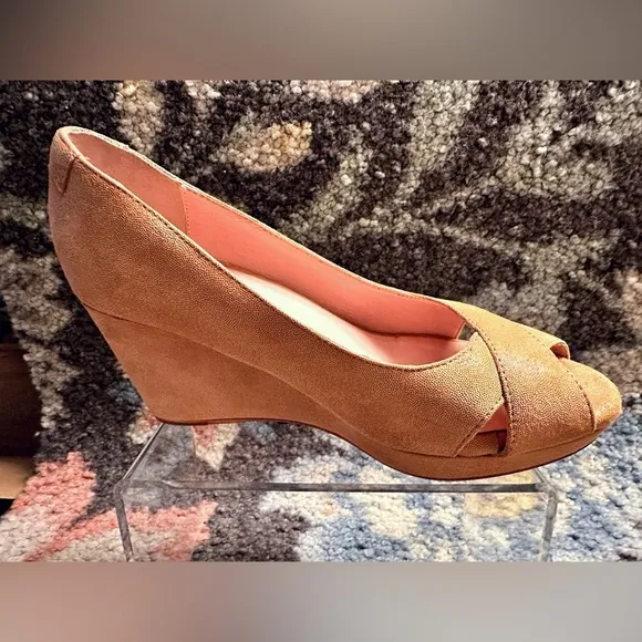 Taryn Rose Caylee Soft Pink Suede Peep-Toe Wedge Pumps – Size 7M