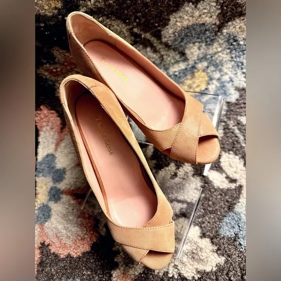 Taryn Rose Caylee Soft Pink Suede Peep-Toe Wedge Pumps – Size 7M