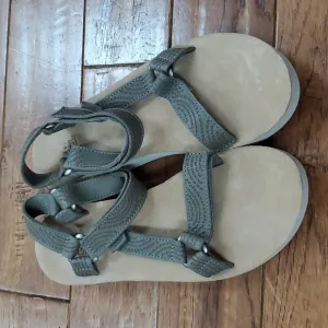 Teva Midform Universal Geometric sandals