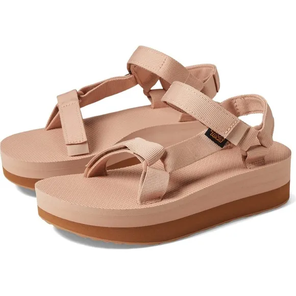 Teva Women's Flatform Universal Sandal!