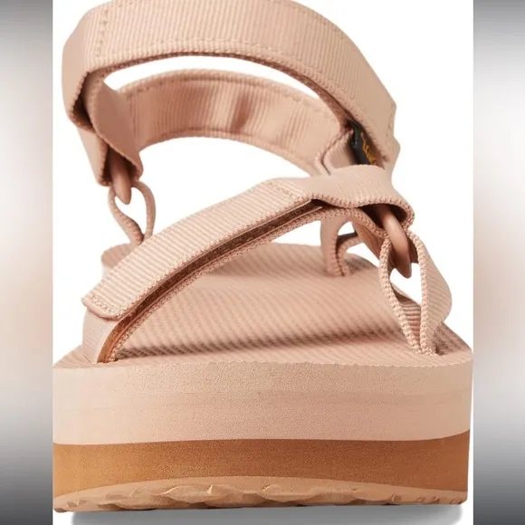 Teva Women's Flatform Universal Sandal!