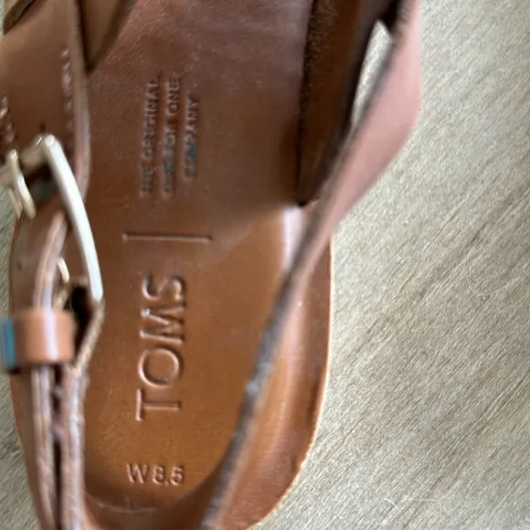 Toms like new tan leather strappy flat sandals