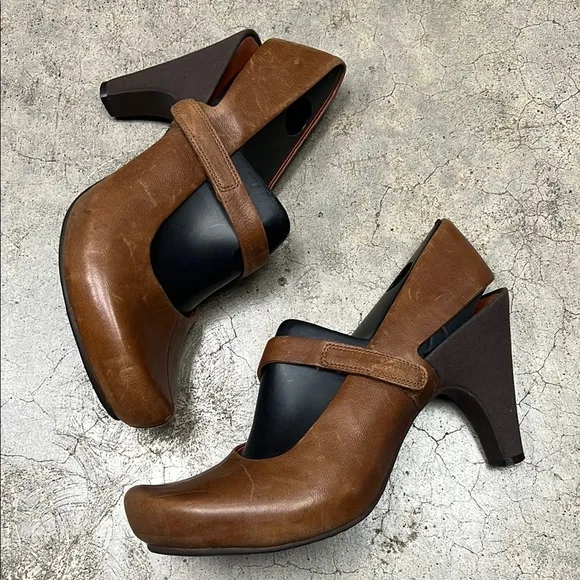 Tsubo Brown Heeled Shoes with Rounded Toe