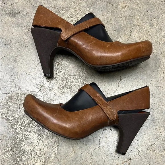 Tsubo Brown Heeled Shoes with Rounded Toe