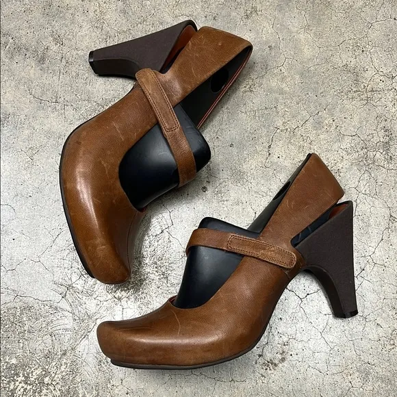 Tsubo Brown Heeled Shoes with Rounded Toe