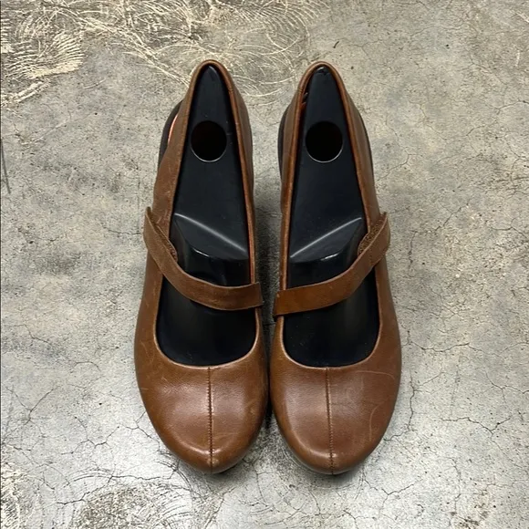 Tsubo Brown Heeled Shoes with Rounded Toe