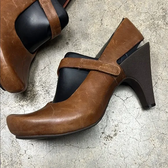 Tsubo Brown Heeled Shoes with Rounded Toe