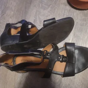used sandals/shoes