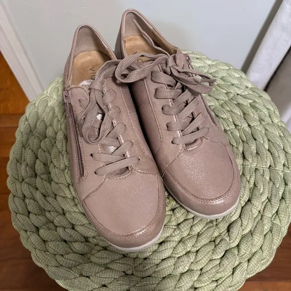 Vionic Abigail Rose Gold Metallic Leather Lace Up Comfort Sneakers Wide NWOB