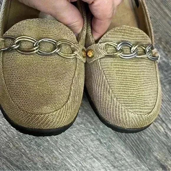 Vionic Beige Leather Chain Loafers Women’s 7 | Orthaheel Comfort Flats