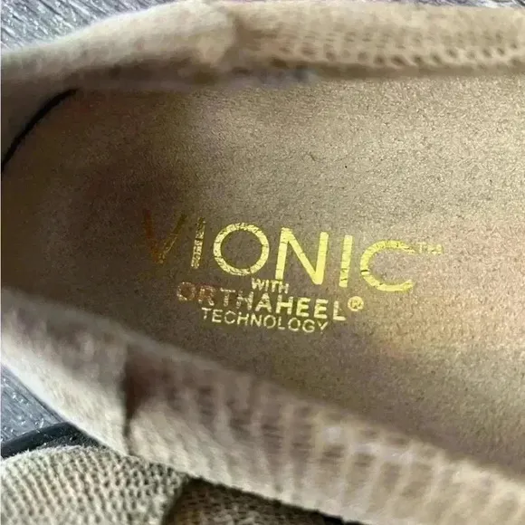 Vionic Beige Leather Chain Loafers Women’s 7 | Orthaheel Comfort Flats