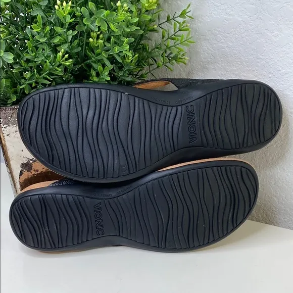 Vionic Bella Black and Tan Flip Flop Thong Sandals Size 11
