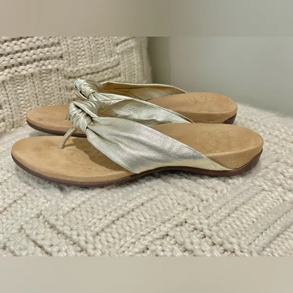 Vionic Pippa Leather Sandals Size 9 champagne Thong Flip Flop Arch Support