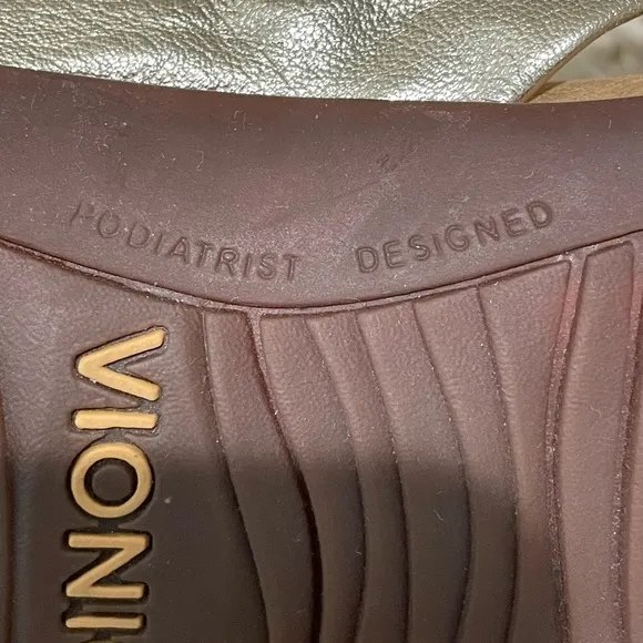 Vionic Pippa Leather Sandals Size 9 champagne Thong Flip Flop Arch Support
