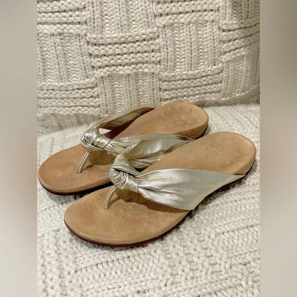 Vionic Pippa Leather Sandals Size 9 champagne Thong Flip Flop Arch Support