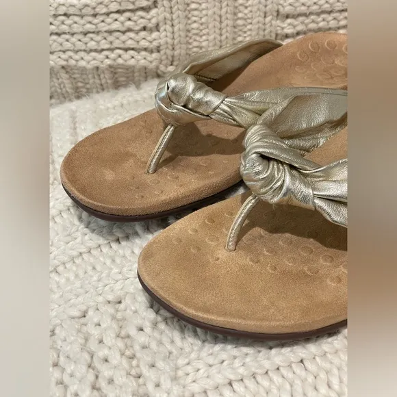 Vionic Pippa Leather Sandals Size 9 champagne Thong Flip Flop Arch Support