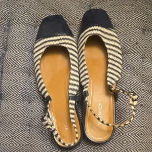 Vionic Women's Black and Cream Slingback Shoes