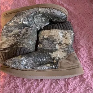 Vs pink rare silver /blue mermaid sequin Mukluk Ugg slipper boot’s /shoes M 7/8
