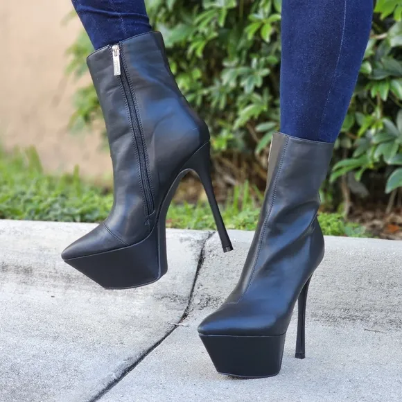 Women Pointy Toe Heel Boot Black Color