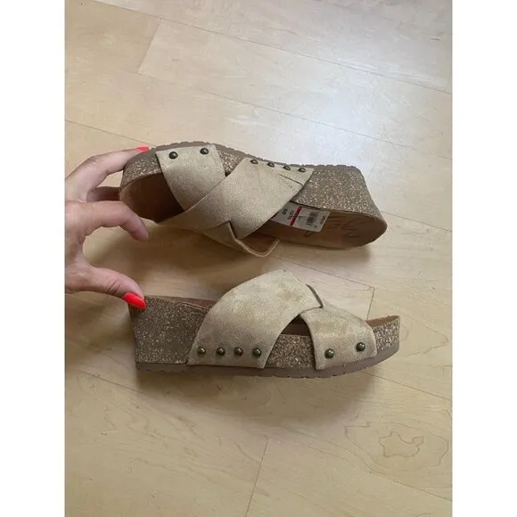 ZODIAC BNWTWomen's beige &quot;Mila&quot; slide sandals sz 7 wedge